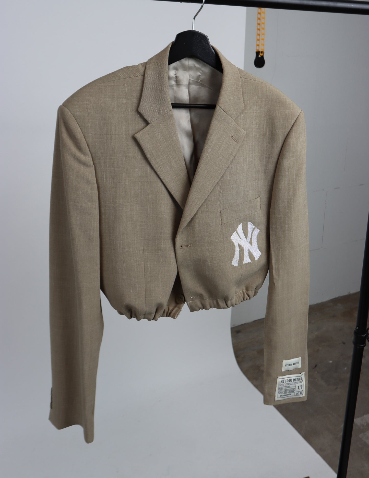 RENUED CROPPED BOMBER NY INSPIRED BLAZER BEIGE